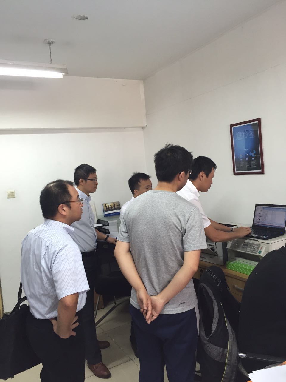 我司總經(jīng)理陪同四位代表拜訪客戶 我司總經(jīng)理陪同四位代表拜訪客戶